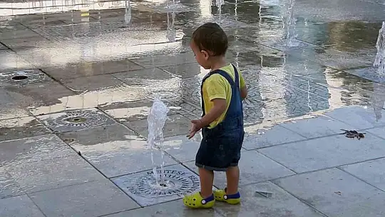 Minik çocuğun su ile imtihanı