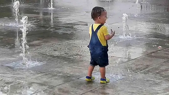 Minik çocuğun su ile imtihanı