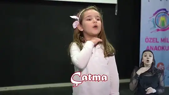 Minik öğrenciler İstiklal Marşı'nı işaret dili ile okudu