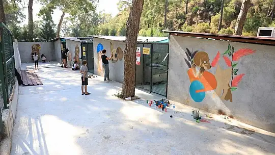 Minik ressamlar bakım evini rengarenk yaptı