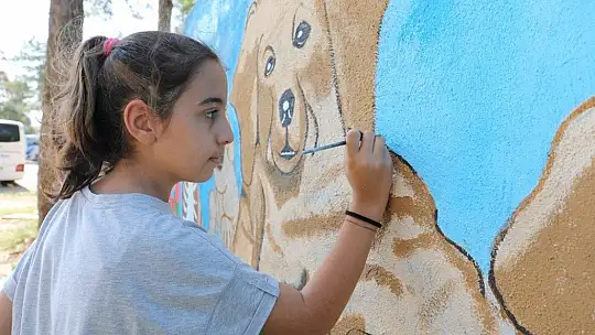 Minik ressamlar bakım evini rengarenk yaptı