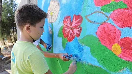 Minik ressamlar bakım evini rengarenk yaptı