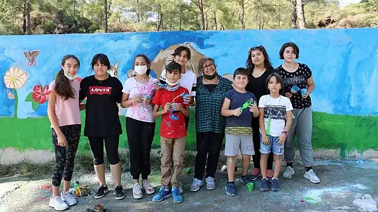 Minik ressamlar bakım evini rengarenk yaptı