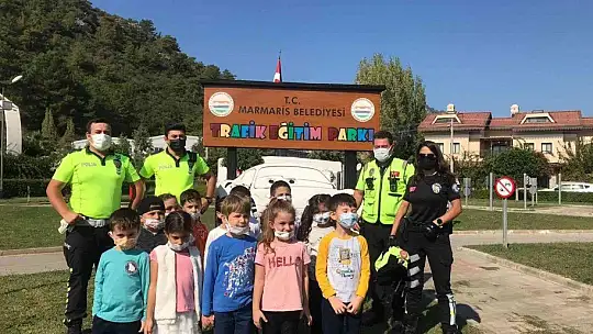 Minik şoförler eğitim parkında eğlenerek öğrendi