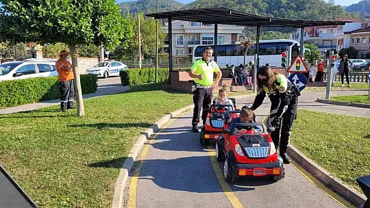 Minik şoförler eğitim parkında eğlenerek öğrendi