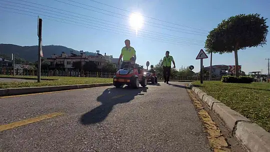 Minik şoförler eğitim parkında eğlenerek öğrendi