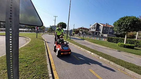 Minik şoförler eğitim parkında eğlenerek öğrendi