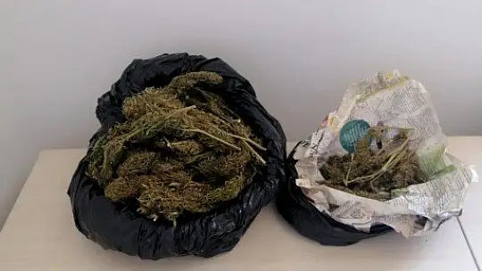 Motosiklet koltuğunun altına gizlenmiş 1,5 kilogram uyuşturucu yakalandı