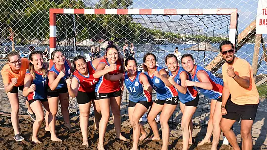 MSKÜ Plaj hentbol kadın takımı Türkiye ikincisi