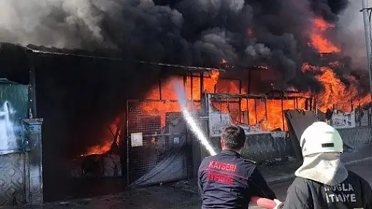 Muğla'da 3 katlı binadaki yangın söndürüldü