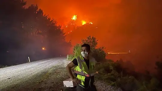 Muğla'da gecenin karanlığını alevler aydınlatıyor
