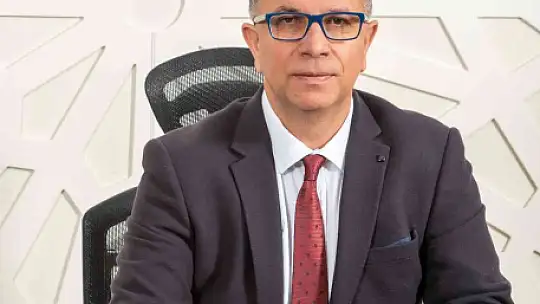 MUĞLA'DA HAZIRLANAN 35 TONLUK MERMER KAİDE SARIKAMIŞ ŞEHİTLERİ'NİN YÜRÜYÜŞE BAŞLADIĞI ALANA DİKİLDİ