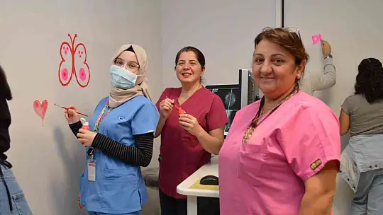MUĞLA'DA MEME KANSERİ FARKINDALIK AYINDA MAMOGRAFİ ODASININ DUVARLARI BOYANDI