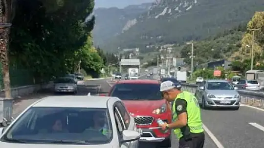 Muğla'da tatilciler hem uyarıldı, hem broşür dağıtıldı