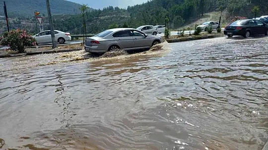 Muğla'da yaz yağmuru su birikintisine sebep oldu