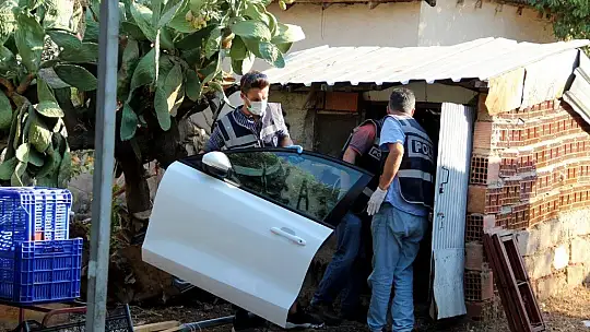 Muğla'dan çalınan 300 bin TL'lik otomobil, Antalya'da parçalanmış halde bulundu