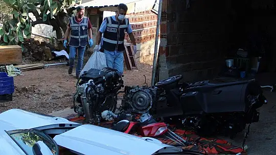 Muğla'dan çalınan 300 bin TL'lik otomobil, Antalya'da parçalanmış halde bulundu