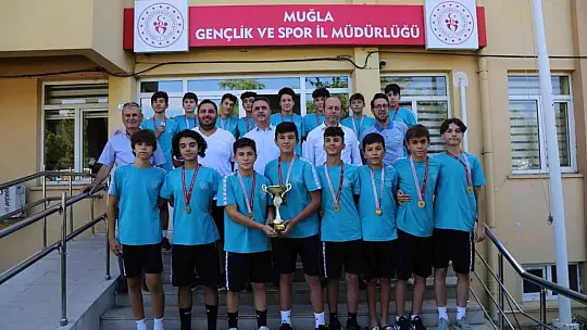 Muğla'nın şampiyon takımı Türk bayraklarıyla karşılandı