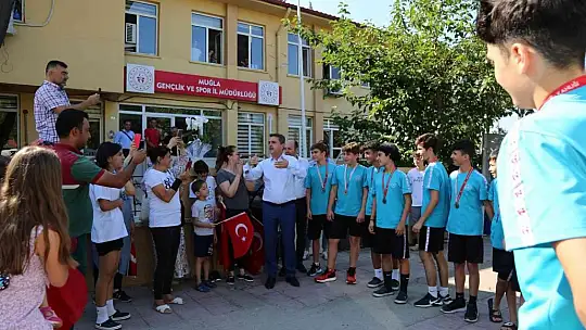 Muğla'nın şampiyon takımı Türk bayraklarıyla karşılandı