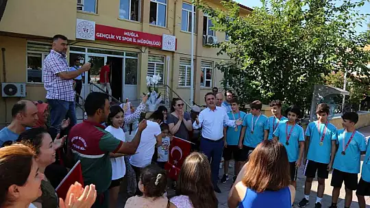 Muğla'nın şampiyon takımı Türk bayraklarıyla karşılandı