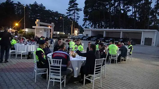 Muğla Valisi Tavlı önce denetimlere katıldı sonra iftarını Jandarma ve emniyet birimleri ile yaptı