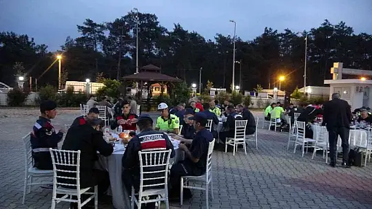 Muğla Valisi Tavlı önce denetimlere katıldı sonra iftarını Jandarma ve emniyet birimleri ile yaptı