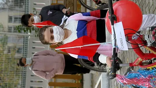 Muhtar, hayırseverlerden topladığı bisikletleri çocuklara dağıtıyor