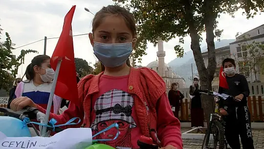 Muhtar, hayırseverlerden topladığı bisikletleri çocuklara dağıtıyor