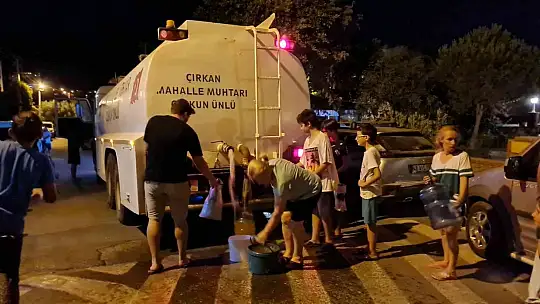 Muhtar, tankerle su dağıttı