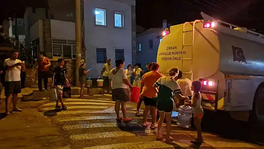 Muhtar, tankerle su dağıttı