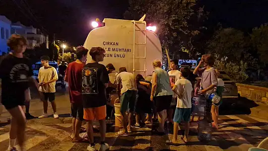 Muhtar, tankerle su dağıttı