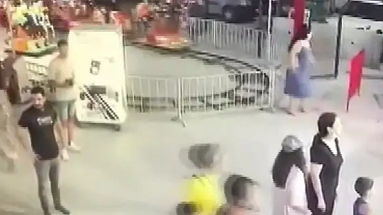 Müşteri gibi geldi, etrafı kolaçan etti ve belindeki silahı çıkarıp dehşet saçtı