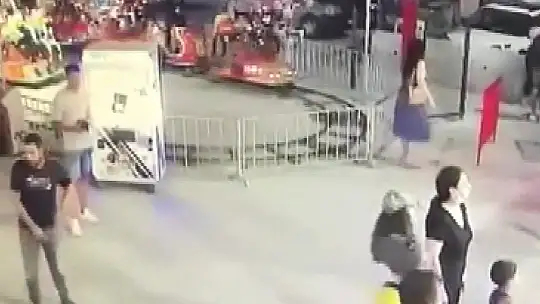 Müşteri gibi geldi, etrafı kolaçan etti ve belindeki silahı çıkarıp dehşet saçtı