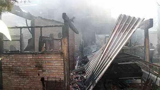 Odada her şey yandı, 'Besmele' yazısı yanmadı