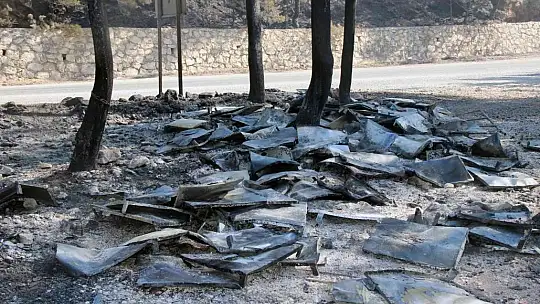 Odada her şey yandı, 'Besmele' yazısı yanmadı