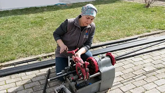 Oğlu askere gidince yerine annesi doğalgaz tesisatçısı oldu