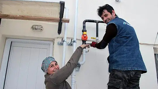 Oğlu askere gidince yerine annesi doğalgaz tesisatçısı oldu
