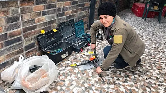Oğlu askere gidince yerine annesi doğalgaz tesisatçısı oldu