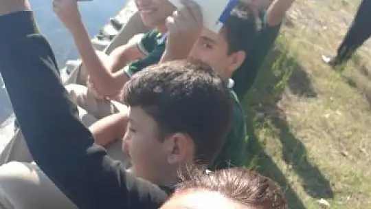Öğrenciler kordonda kitap okudu