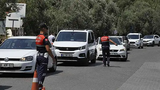 Ölüdeniz yolunda trafik tıkandı, plajlar doldu