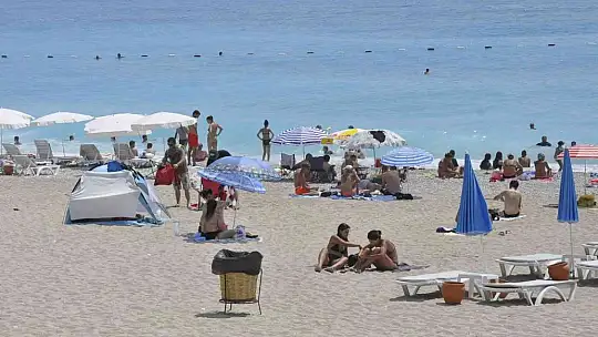 Ölüdeniz yolunda trafik tıkandı, plajlar doldu