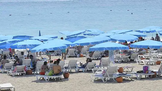 Ölüdeniz yolunda trafik tıkandı, plajlar doldu