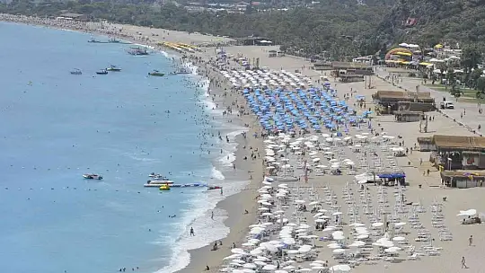 Ölüdeniz yolunda trafik tıkandı, plajlar doldu