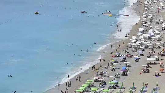 Ölüdeniz yolunda trafik tıkandı, plajlar doldu