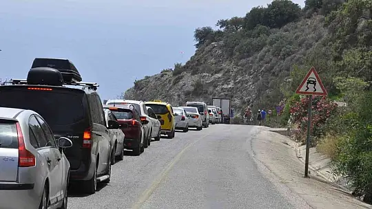 Ölüdeniz yolunda trafik tıkandı, plajlar doldu