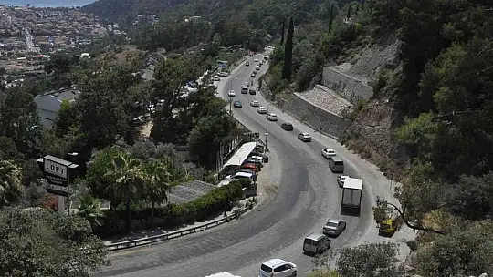 Ölüdeniz yolunda trafik tıkandı, plajlar doldu
