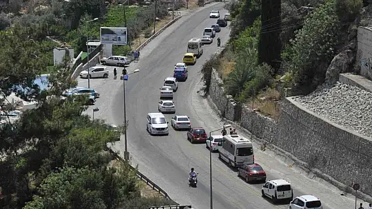 Ölüdeniz yolunda trafik tıkandı, plajlar doldu
