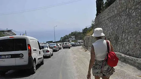Ölüdeniz yolunda trafik tıkandı, plajlar doldu