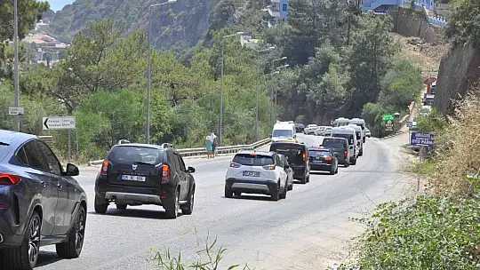 Ölüdeniz yolunda trafik tıkandı, plajlar doldu