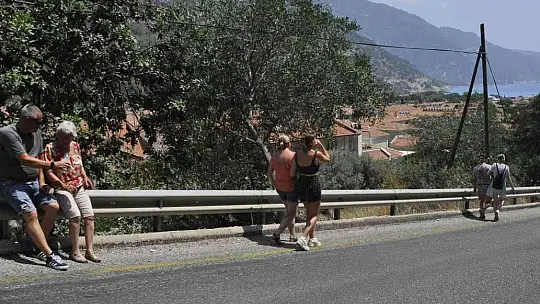 Ölüdeniz yolunda trafik tıkandı, plajlar doldu